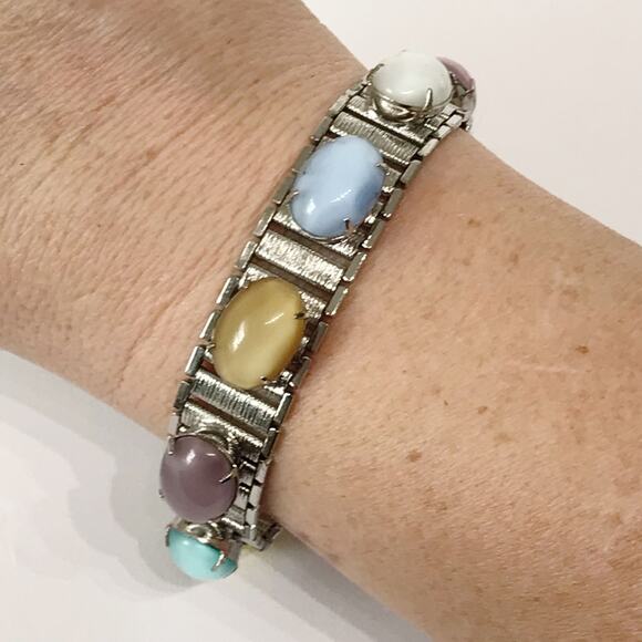 Vintage Moon Glow Bracelet Sarah Coventry Cabochon Party Pastels Scarab Style - Picture 3 of 16